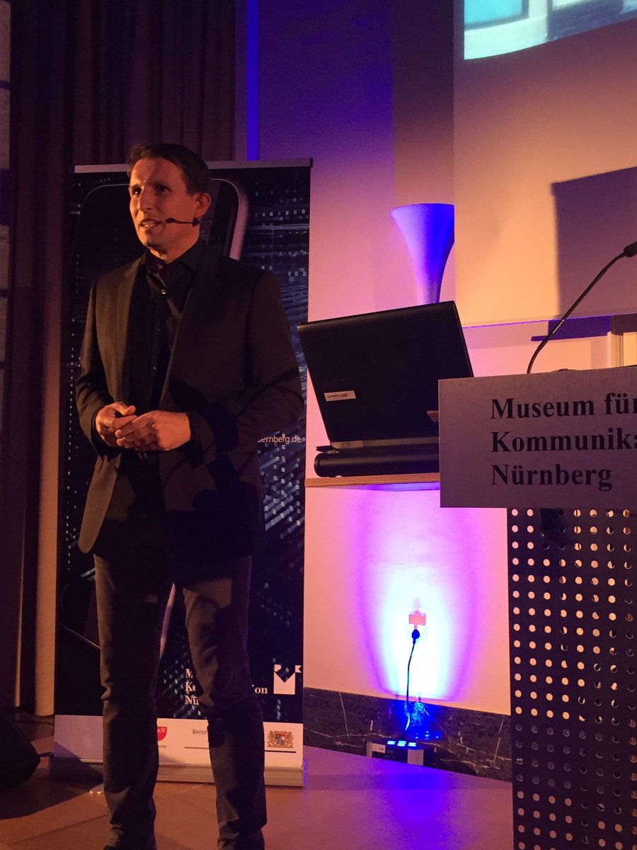 André Pallinger von <a href="/PAYBACK_de/">PAYBACK Deutschland</a> referiert über #Kundenbindung am #Daten_Dienstag <a href="/grether_marion/">Marion Grether</a> <a href="/el_schneider/">Elke Schneider</a> <a href="/digitalcourage/">@Digitalcourage@digitalcourage.social</a>