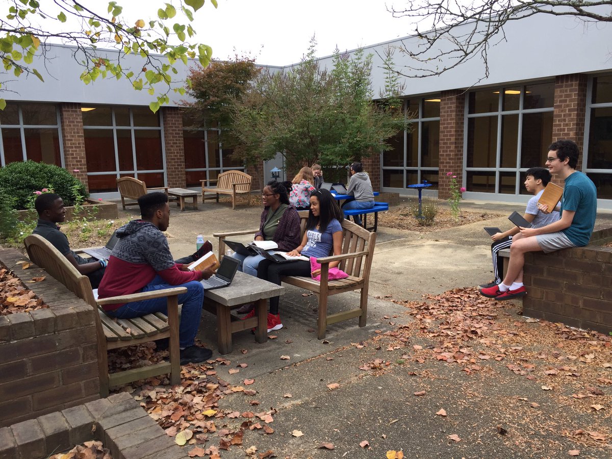Harrison_LCB's tweet photo. Tuesday's are for tone. A little healthy debate of Frederick Douglass' shifting tone in the LCB Senior Courtyard. #oneccps @lcbirdprincipal https://t.co/oMstePnKjn