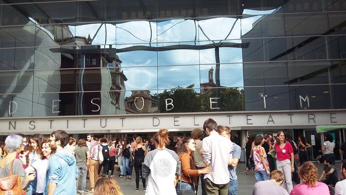 btv notícies (@btvnoticies) on Twitter photo Els estudiants de l'<a href="/institutteatre/">Institut del Teatre</a> comencen una vaga indefinida en defensa del dret a decidir beteve.cat/?p=3057955 Els estudiants de l'<a href="/institutteatre/">Institut del Teatre</a> comencen una vaga indefinida en defensa del dret a decidir beteve.cat/?p=3057955