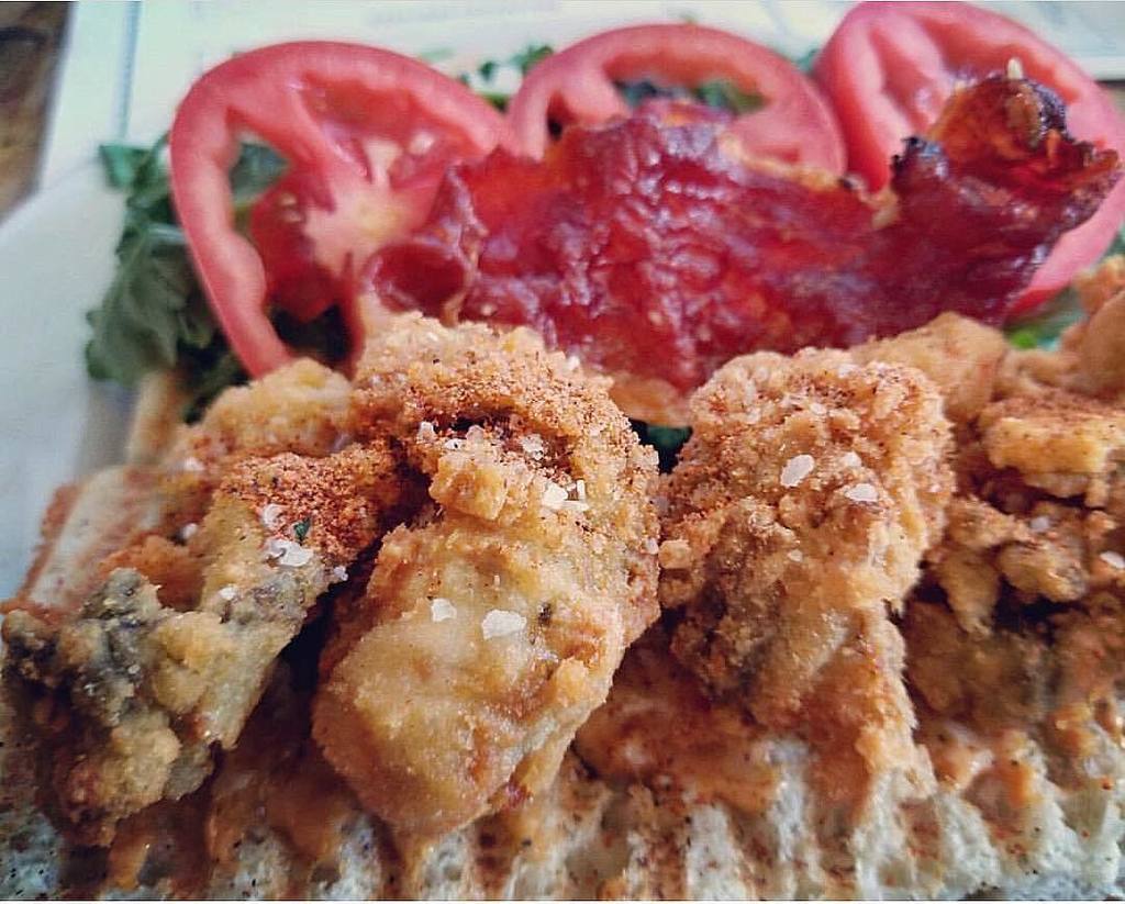 littledoms's tweet photo. https://t.co/a4NxATbAH7 Up close & personal with our fried oyster sandwich 😍
📸: @badnoozbear
#littledomsla #losangeles #losfeliz #laresta… https://t.co/DPqrzF6RXm