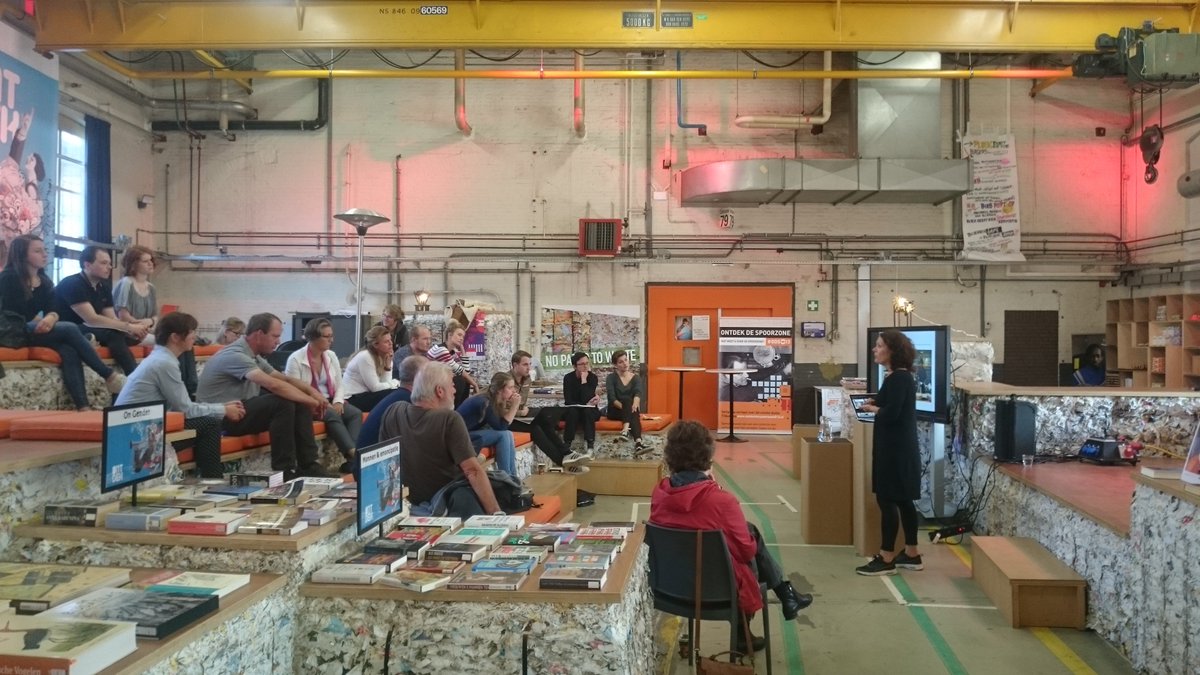 <a href="/Fontys/">Fontys</a> <a href="/FontysLifestyle/">Int. Lifestyle Study</a> geeft preview Living in Transition tijdens #dearfuture. Deze #KennisKans start het najaar: bit.ly/2y6wAtx