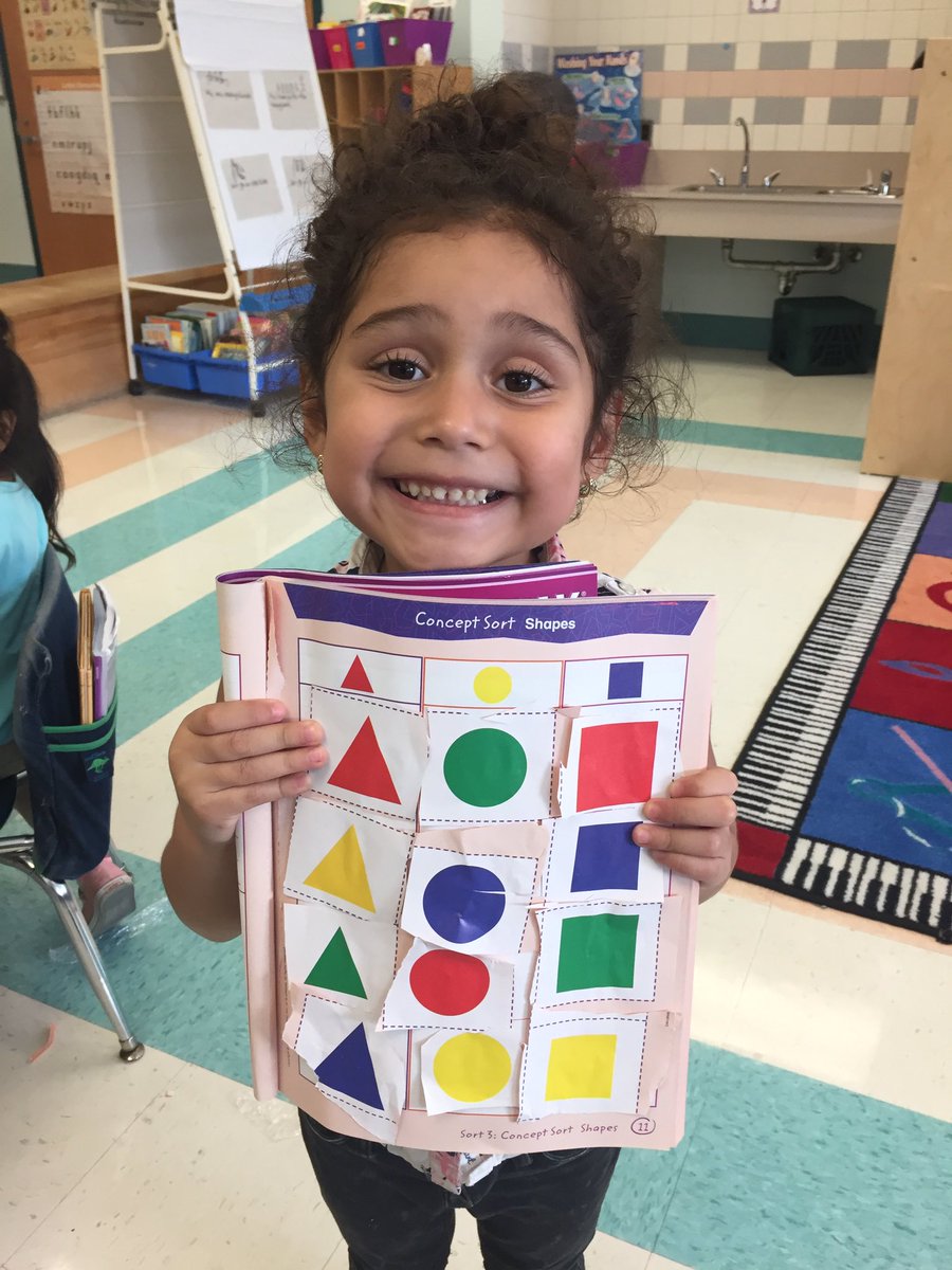 MsJacobs_Rm_15's tweet image. We love to sort in kindergarten (and practice our cutting and gluing skills)! #sortingshapes #wordstheirway #phwaves @PhillipsAveElem