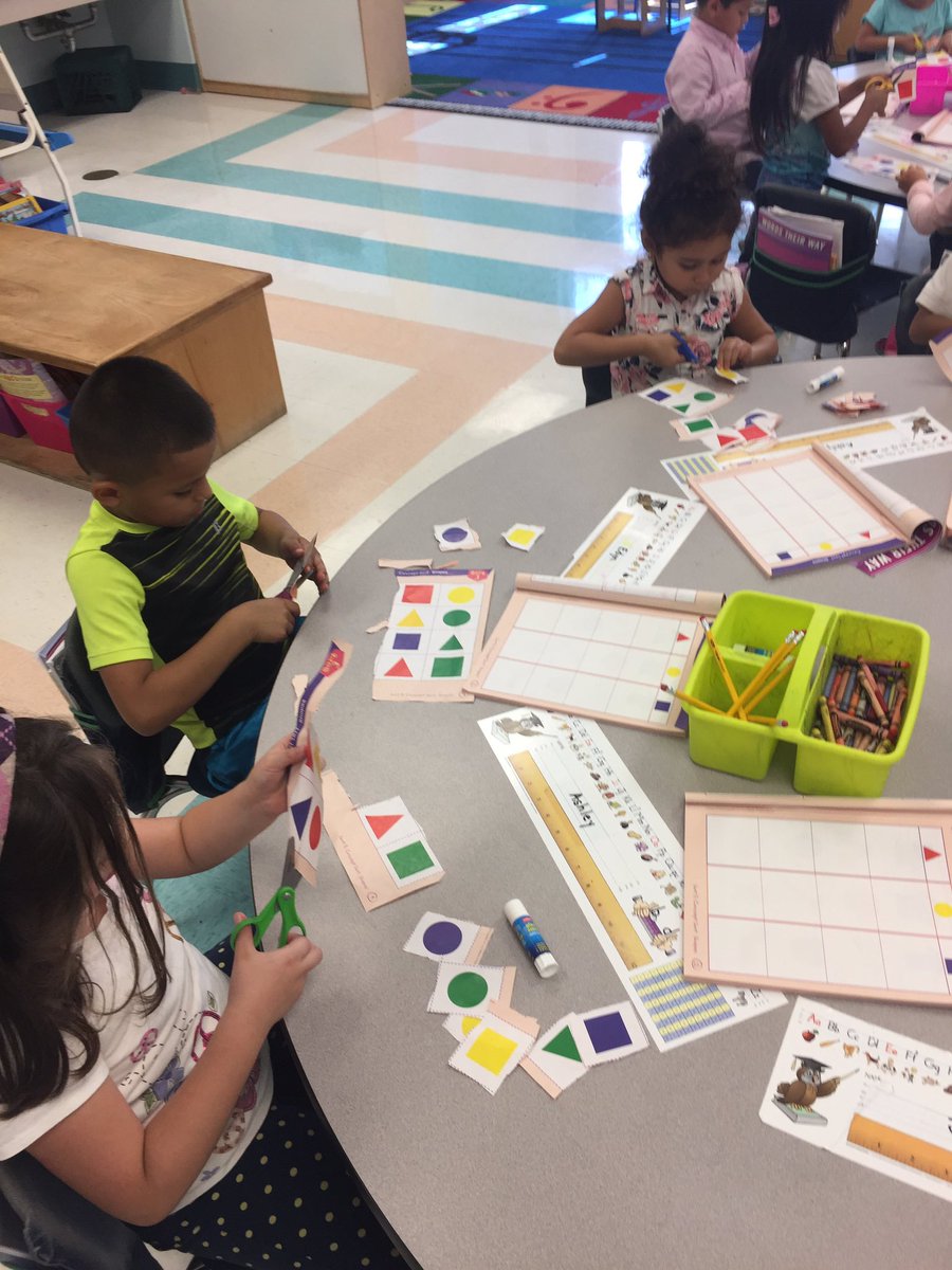 MsJacobs_Rm_15's tweet image. We love to sort in kindergarten (and practice our cutting and gluing skills)! #sortingshapes #wordstheirway #phwaves @PhillipsAveElem