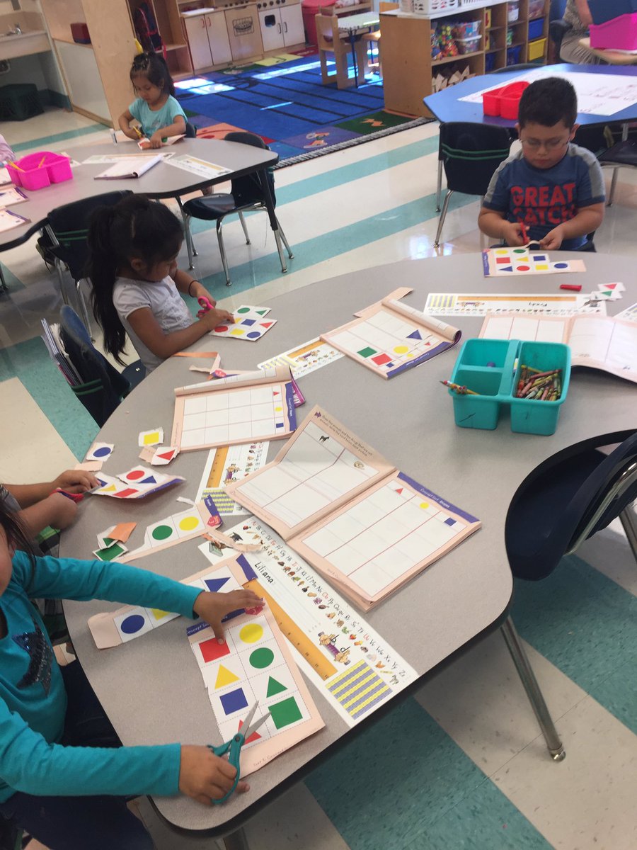 MsJacobs_Rm_15's tweet image. We love to sort in kindergarten (and practice our cutting and gluing skills)! #sortingshapes #wordstheirway #phwaves @PhillipsAveElem