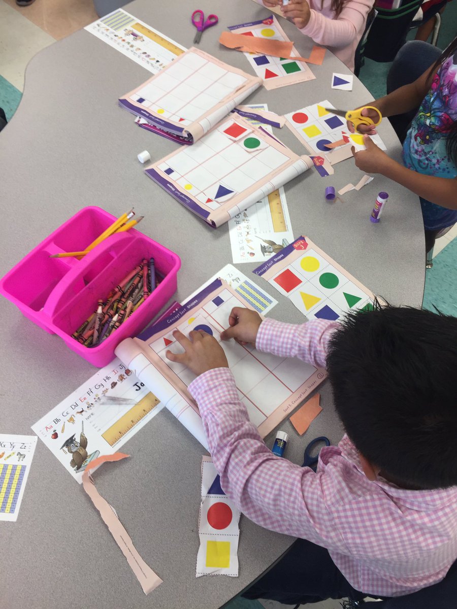 MsJacobs_Rm_15's tweet image. We love to sort in kindergarten (and practice our cutting and gluing skills)! #sortingshapes #wordstheirway #phwaves @PhillipsAveElem