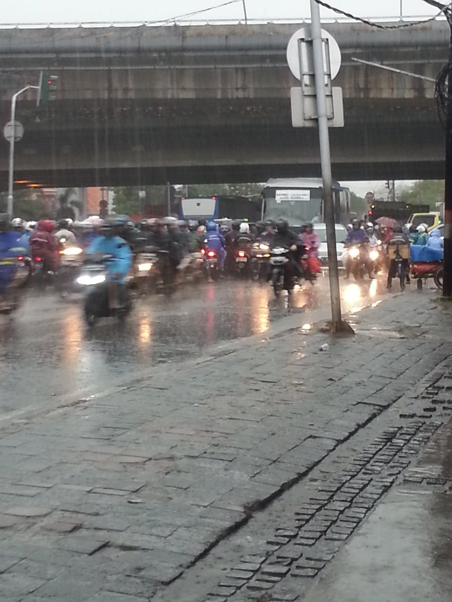 AndreasBDE's tweet photo. @TMCPoldaMetro ga ada yang ngatur lalu lintas lampu merah cengkareng ! Kalian dimana ???!!! https://t.co/iYy4LfDnqd