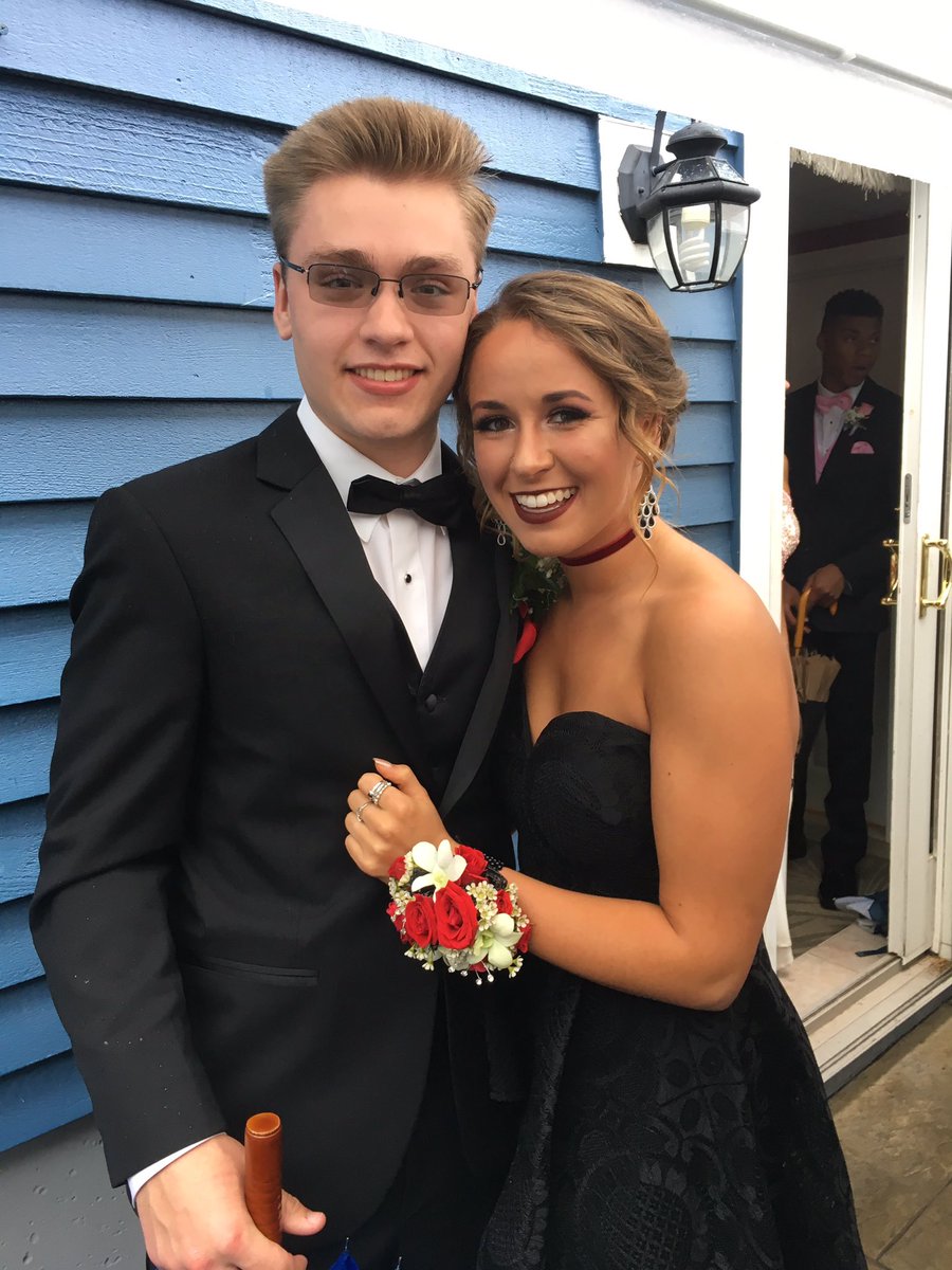 cmurphy1289's tweet photo. Happy birthday to an alright prom date @carolinesarroo https://t.co/BHBVA8INMd