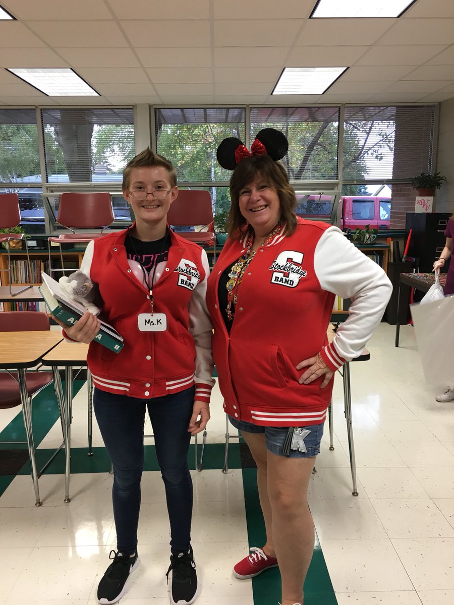MsKmathSHS's tweet image. Twin day for homecoming. Life is easier when you can laugh at yourself
