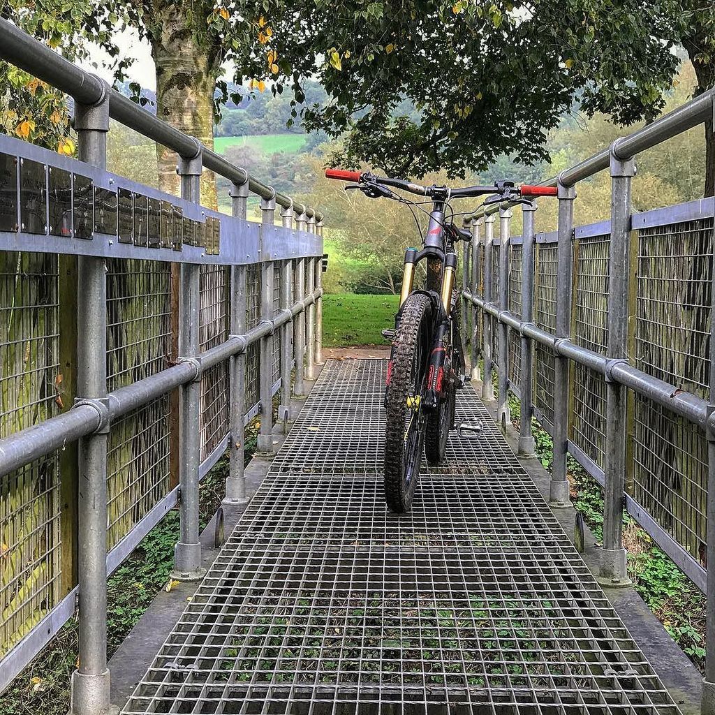 Exploring around FoD today followed by a few quick laps this afternoon. #lost #bridge #mtb #enduro @haibikeuk #min… ift.tt/2hwAzoq