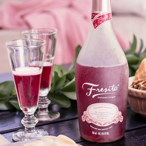 Sabor dulce de las frutillas más el sabor burbujeante del espumante nos entregan una experiencia única, lo probaste?. #iquique