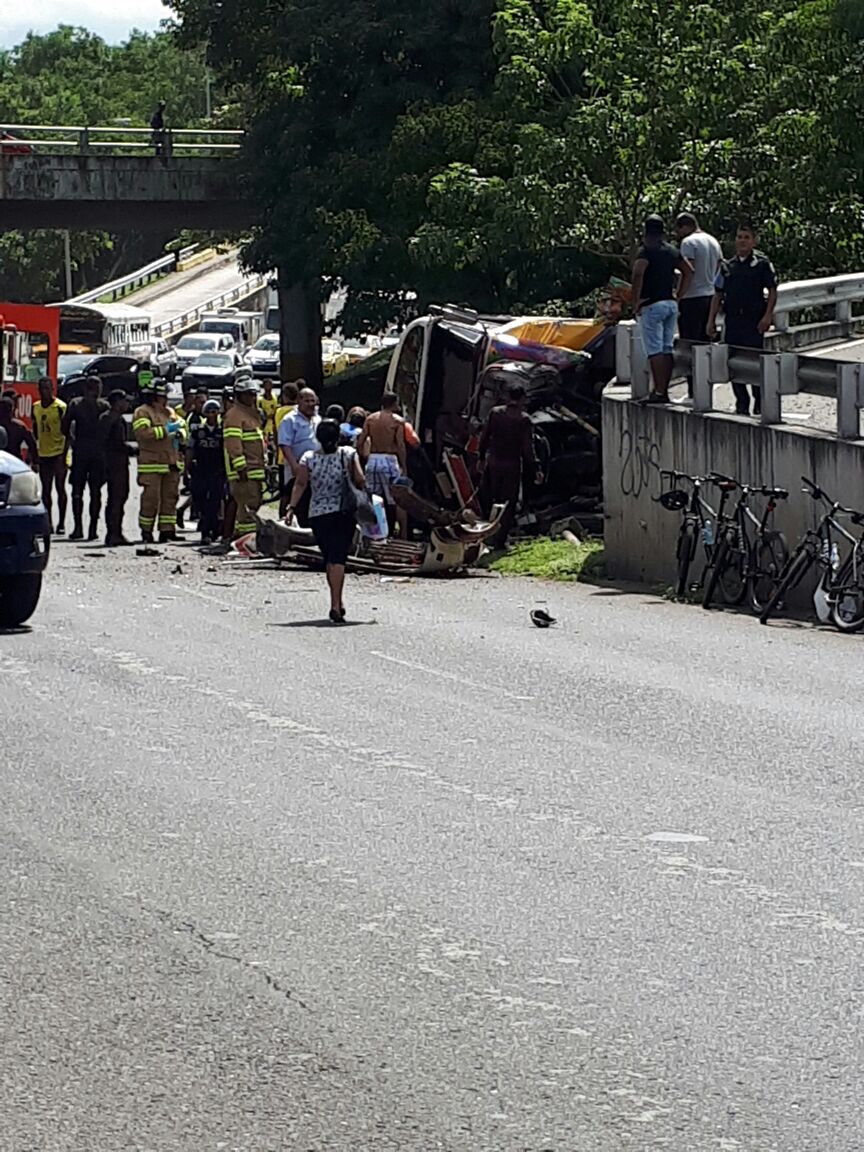 PanamaAmerica's tweet photo. #LOULTIMO Se reporta vuelco de un diablo rojo sobre la avenida de Los Mártires, cerca al límite de El Chorrillo, en sentido a la 5 de Mayo. https://t.co/T5F1gSA5nD
