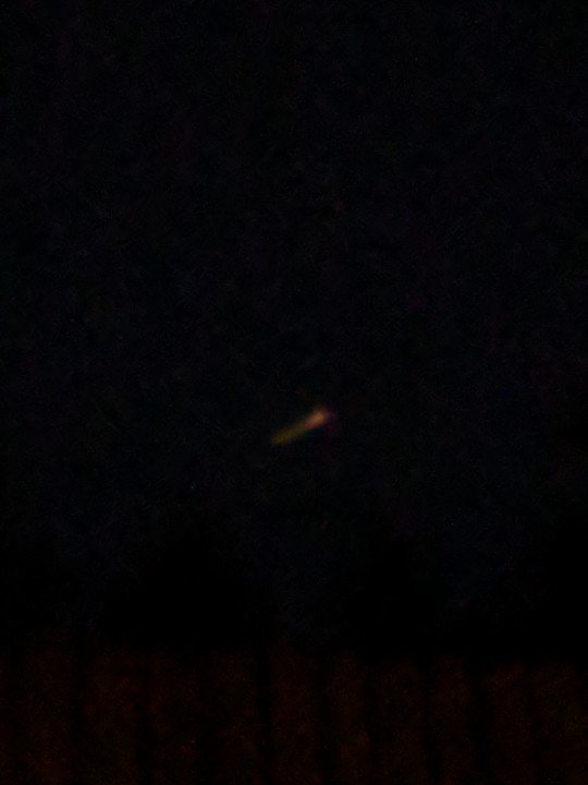 Gwedo20's tweet photo. UFO spotted in Dorking Surrey #ufo #dorking # Surrey UK https://t.co/DHj5A6kPdx