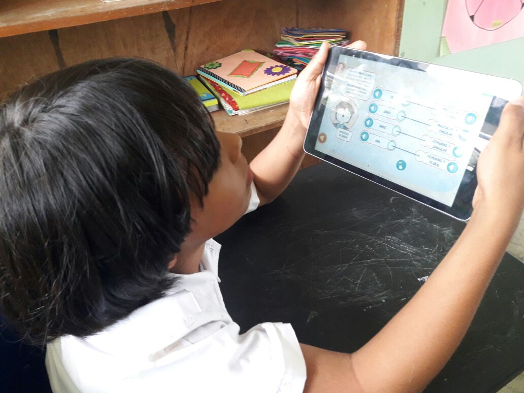 FTelefonicaPA's tweet photo. Niños de la escuela La Estrella en #Veraguas reciben su primera clase en la plataforma #WeClass #AulaDigitalPanamá  #EducaciónDigital https://t.co/lIKriUuFLu