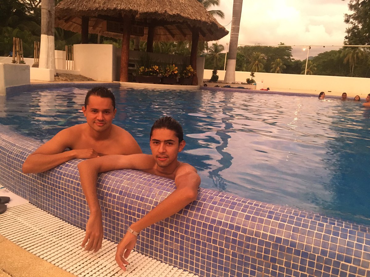 ClauDesMac's tweet photo. Les presento a mis hermanos... Uno de ellos es periodista deportivo, síganlo: @EdgarDeschamps3 https://t.co/YEumdo6v3v