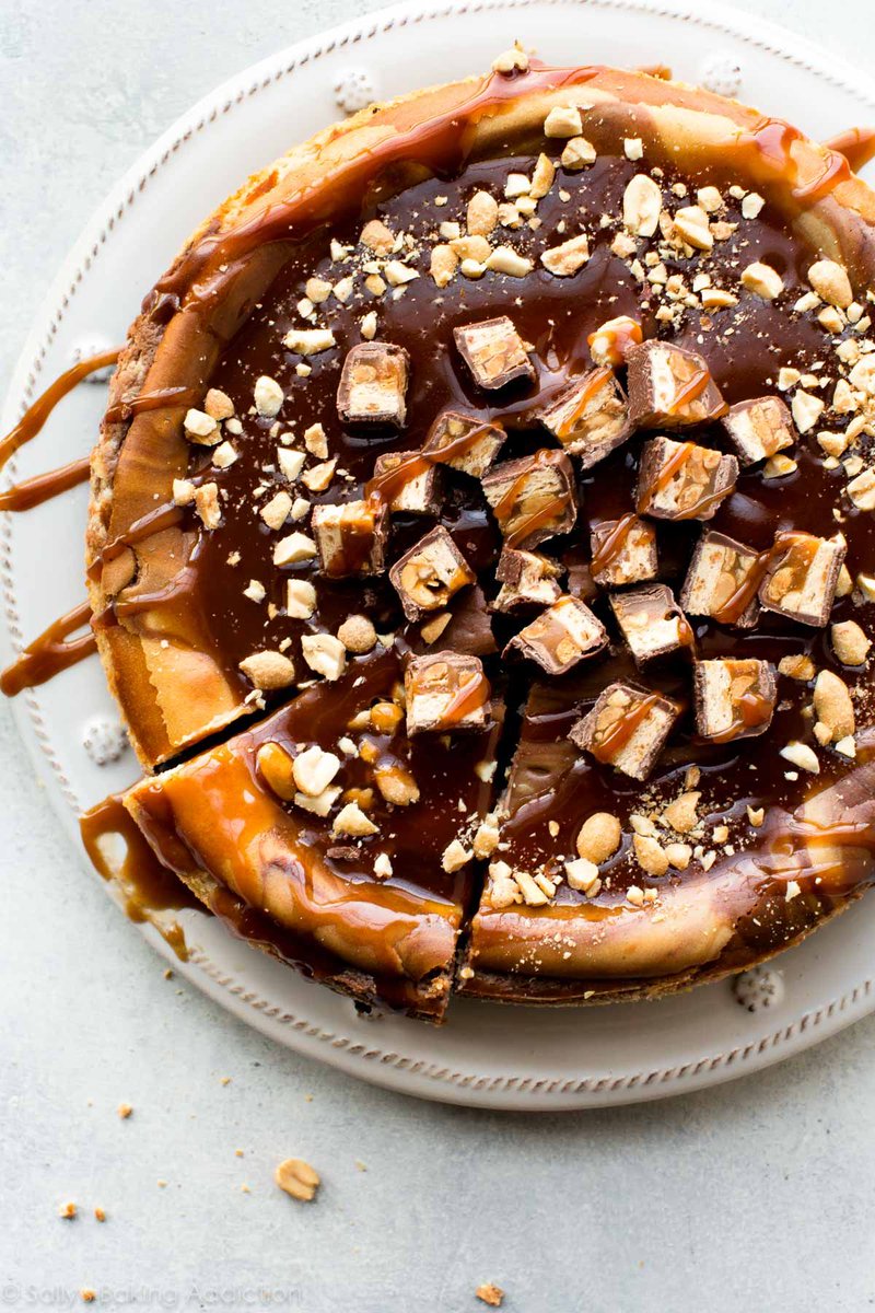 Can a serving be the entire CAKE, please? SNICKERS CHEESECAKE. buff.ly/2jVvDhk @SallysBakeBlog