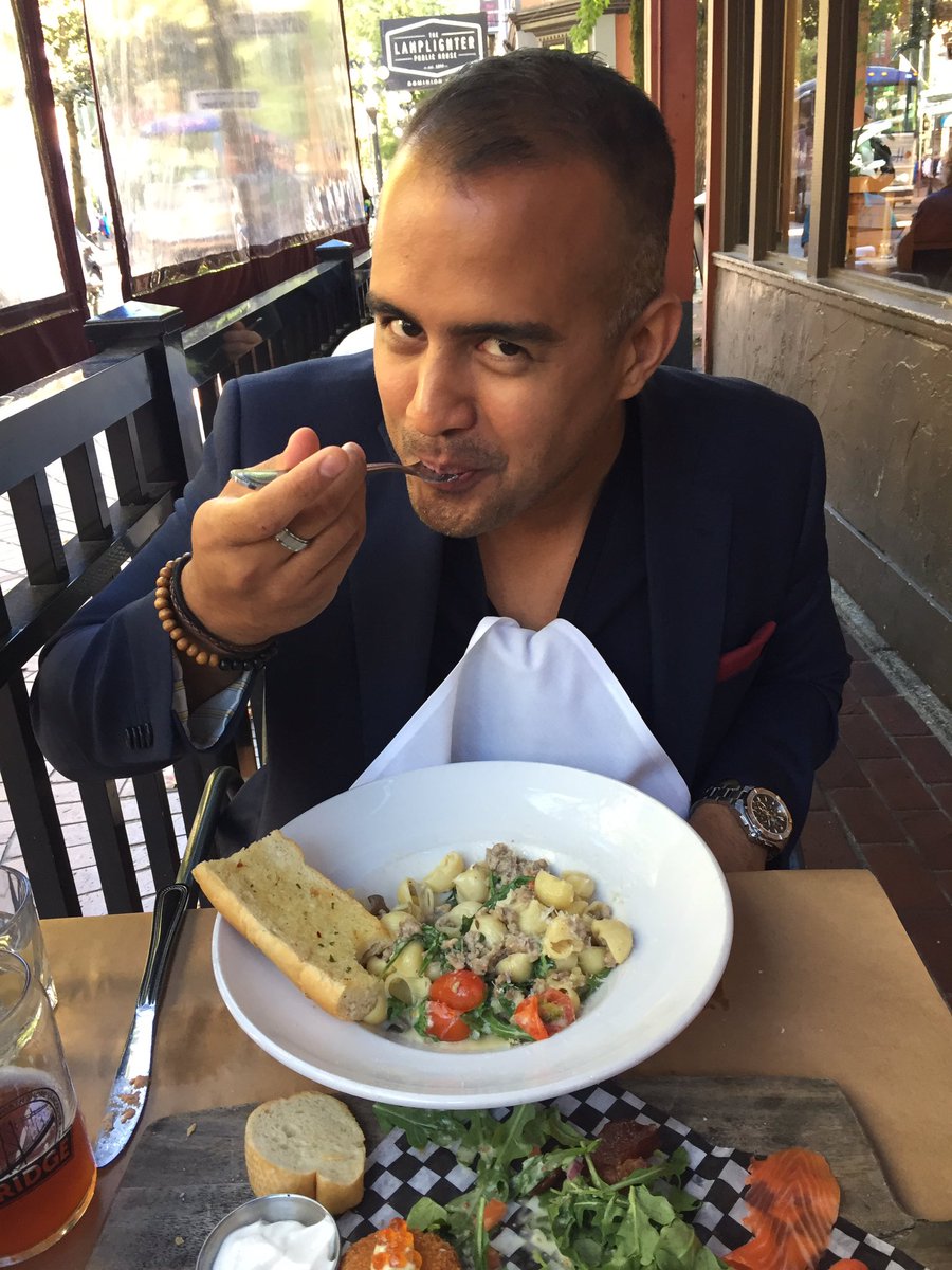 KirvInk's tweet photo. My lunch date enjoying the pasta at my favourite #gastown restaurant @FlyingPigVan @ersc_inc https://t.co/LipxAKDX98