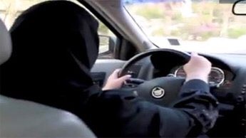 آل الشيخ:
#قيادة_المرأة_للسيارة جائز شرعاً ويساعد على الاستغناءعن السائق الأجنبي ومافيه من محاذير وسلبيات.