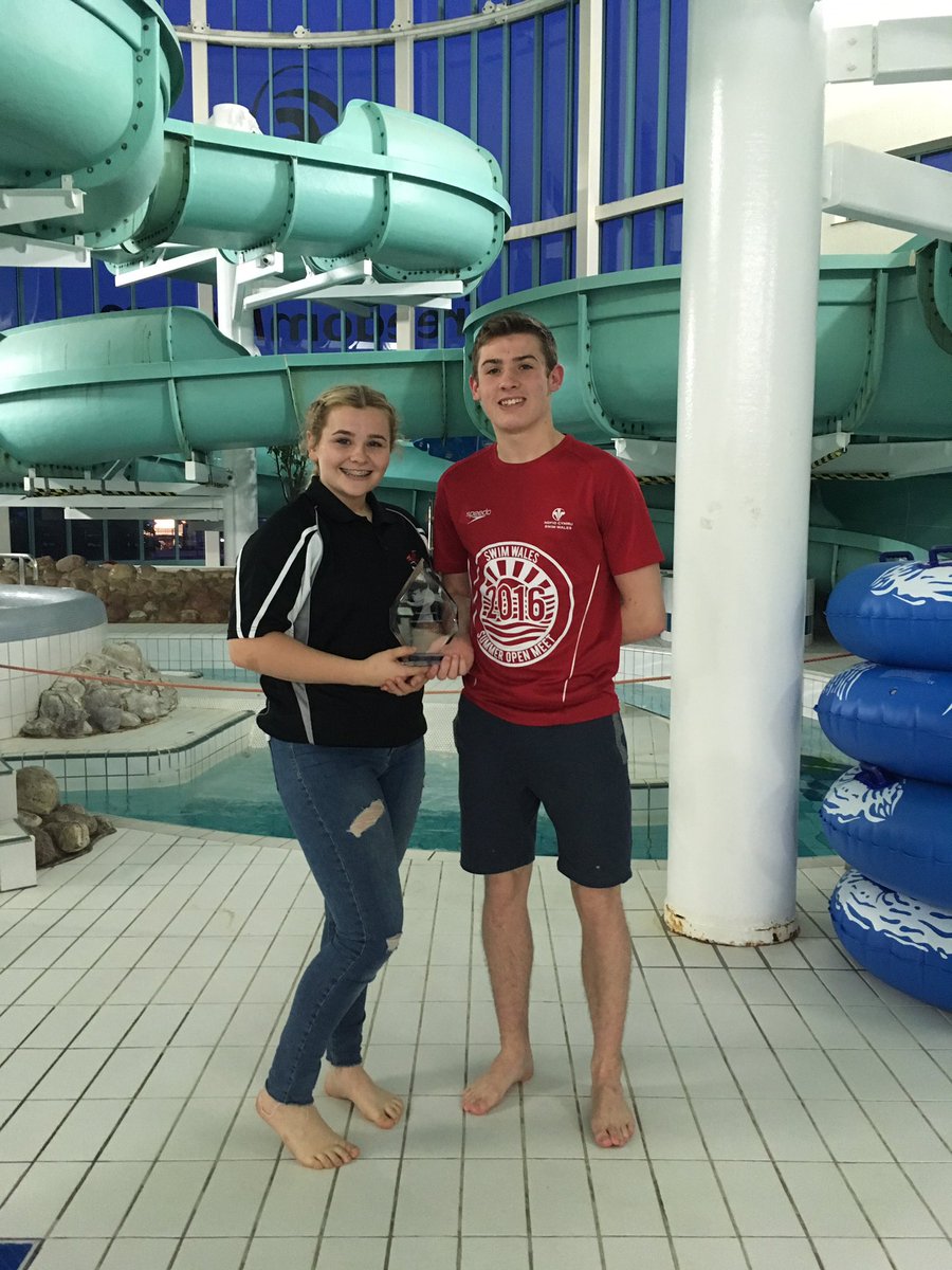 WrexhamSC's tweet image. Our Club Captains with our Top Team Award from @HolywellASC Summer Sprints. #WellDoneTeam #Teamwork #FastSwimming