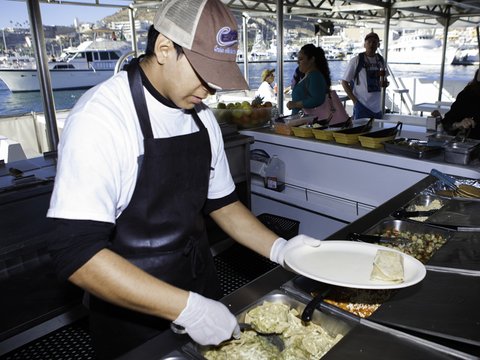 Complimentary #drinks and a #Dance space on a boat in the #pacific? Cabo Escape is a #party. BOOK NOW --> goo.gl/ydNmAe #cabo