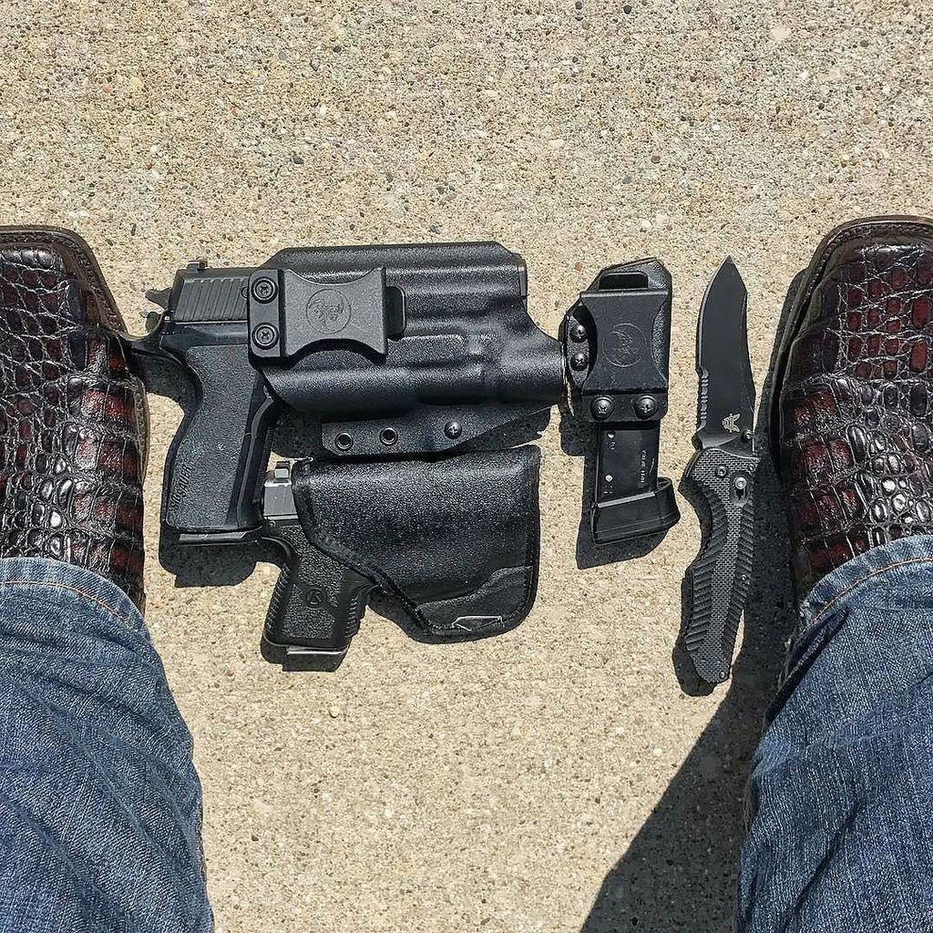 ANRDesignLLC's tweet photo. rom @fridgeoperator
Today's Edc wearing my "Crocs" π...........
β’
β’
β’
β’
β’
#sigsauer #fridgeoperator #america #freedom #mericaπΊπΈ #kahrarms #β¦ https://t.co/kAG01LoqDB