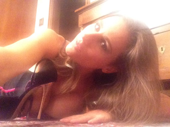 Voglia di un Porno Marted&igrave;? Vi aspetto tra 5 minuti in diretta su https://t.co/kM6mQkQ3CY https://t.<a href="/tag/live"class="tags"><span>#live</span></a><a href="/tag/liveshow"class="tags"><span>#liveshow</span></a><a href="/tag/michelleferrari"class="tags"><span>#michelleferrari</span></a><a href="/tag/danasanto"class="tags"><span>#danasanto</span></a>