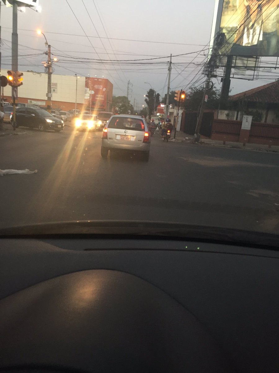 mabelvfb's tweet photo. Semáforo intermitente cruce Lillo y Denis Roa. Hora pico...auxilio!!!@pmtasuncion1 @Ferreiromario1 @HugoRamirezANR https://t.co/ebqvBuNkYr