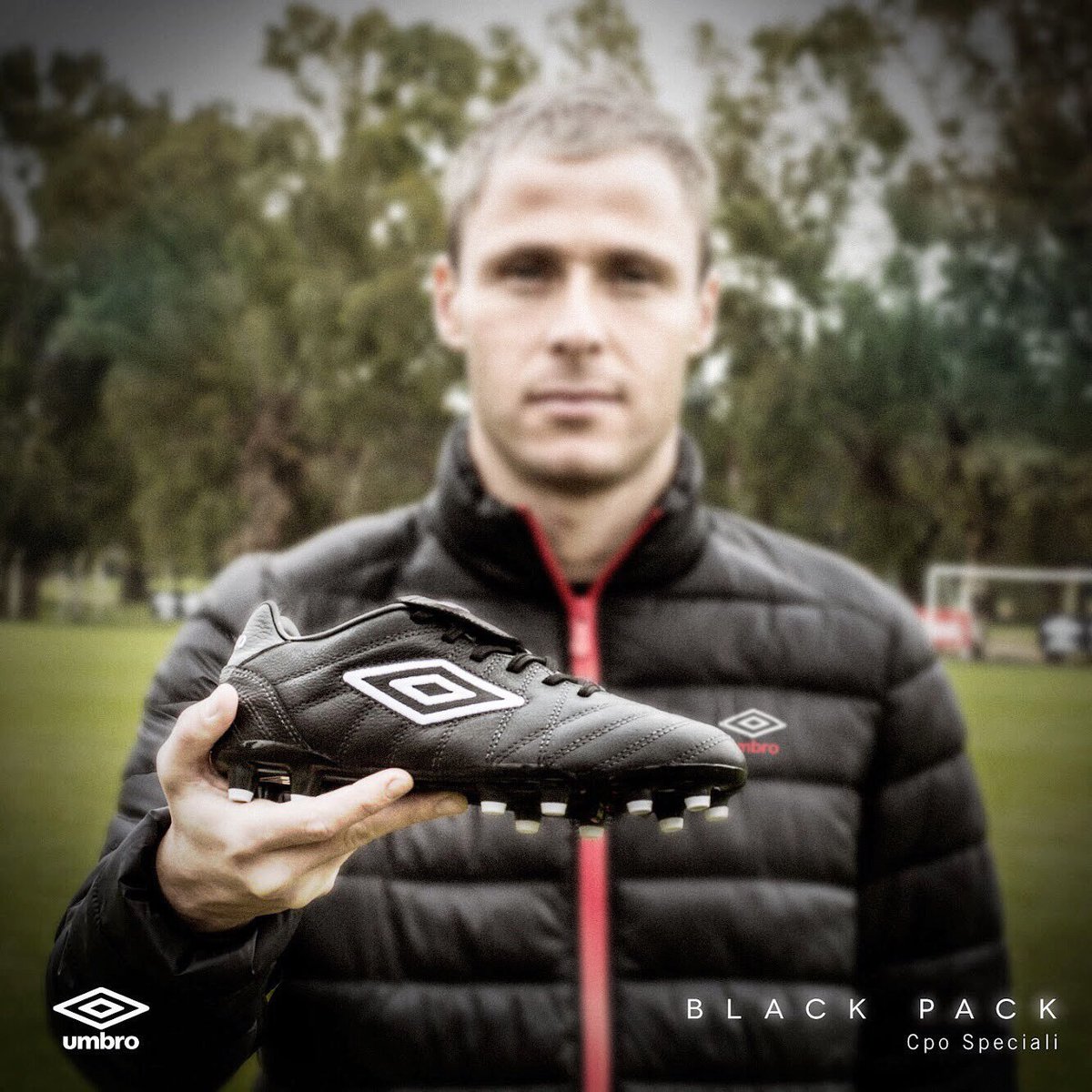 Llegó el #BlackPack de Umbro para los amantes de los clásicos.
#BlackPack #BlackSpeciali #UmbroSpeciali #Botines #EquipoUmbro