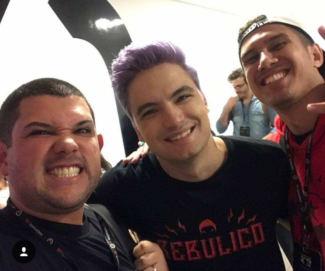 lafenixvideos's tweet image. Foto com o cara mais polêmico, porém mais admirado(mesmo que não assumam) do YouTube hahaha tmj @felipeneto