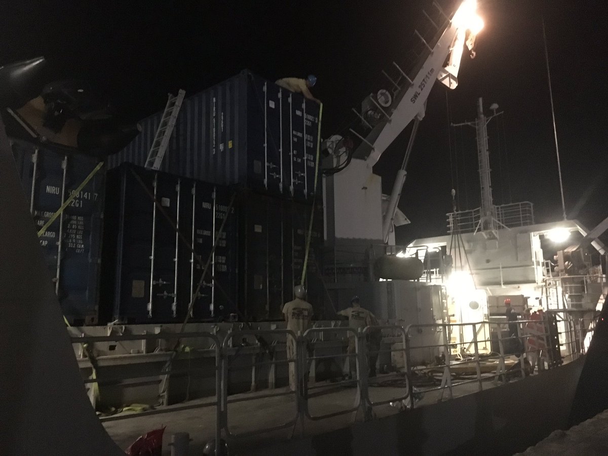 Ruim vol, luik erop, tijd voor containers. Zo vol mogelijk voor Dominica: coördinatie <a href="/WFP/">World Food Programme</a>, uitvoering @defensie <a href="/KonMarine/">Koninklijke Marine</a> #Maria