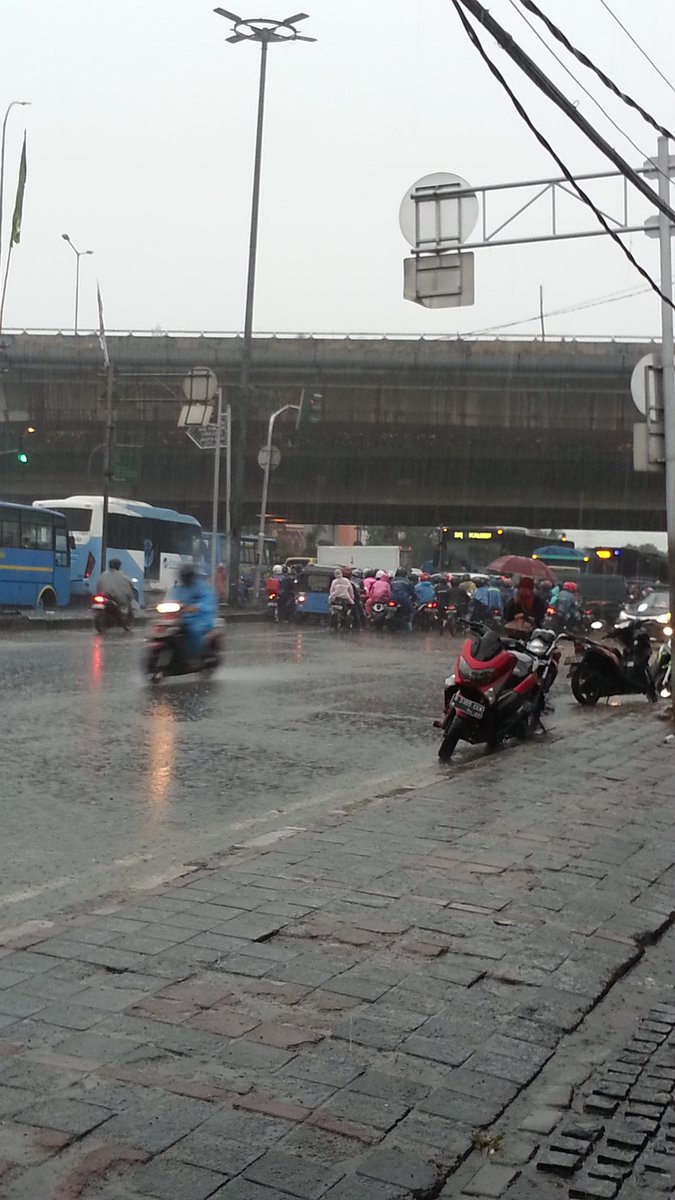 AndreasBDE's tweet photo. Kalian dimana ????!!!! Lampu merah cengkareng ga ada yg ngatur lalin. Parah ! Cuma 1 petugas. #polri #polantas #jakarta #cengkareng https://t.co/attgpmh1tf