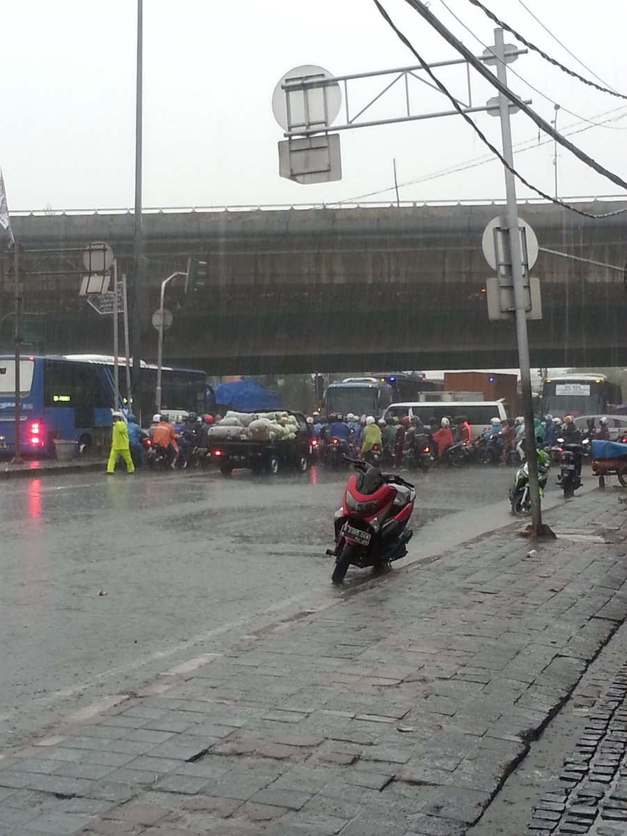 AndreasBDE's tweet photo. @TMCPoldaMetro Urus dong Lampu merah cengkareng ! Mana nih petugas nya. https://t.co/U6WbIU7tt2
