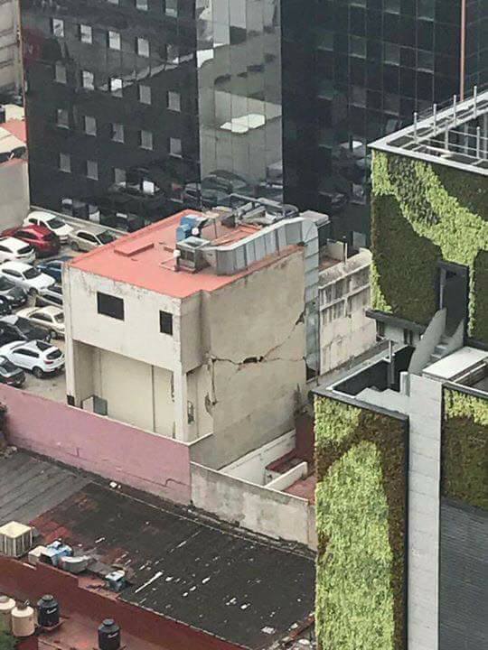 En Hamburgo 122 taparon la grieta para poder dar servicios en Plaza la Rosa, edificio con peligro de colapso. #HechosNoPalabras #Cuauhtemoc