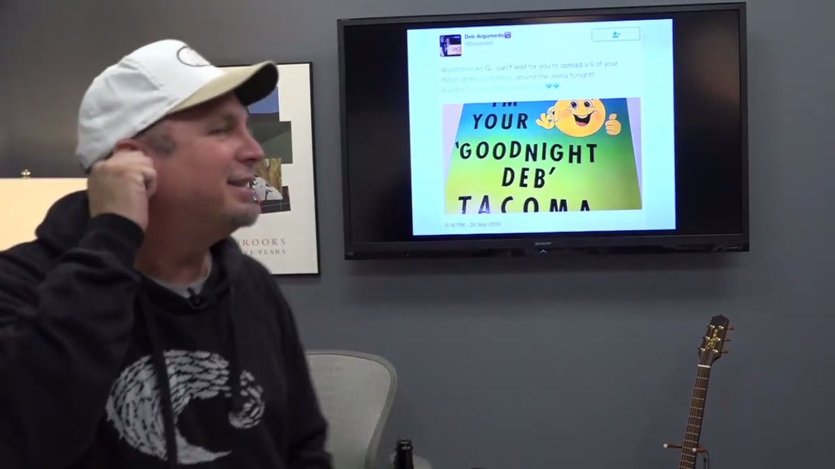 Debers68's tweet photo. #StudioG
1 yr ago today
#SweetMemories😍
@garthbrooks remembered me being stage left during #GarthInFresno holding my Tacoma sign #EarTug 💙💙💙 https://t.co/gsX0s7m2nd