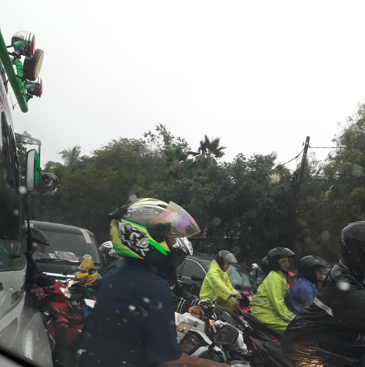 07:11 #Banjir di U Turn dpn Pabrik Gelas Jl. Daan Mogot Jakbar &amp; berimbas lalin tersendat. <a href="/Phiaz/">Sylvia Novica</a>