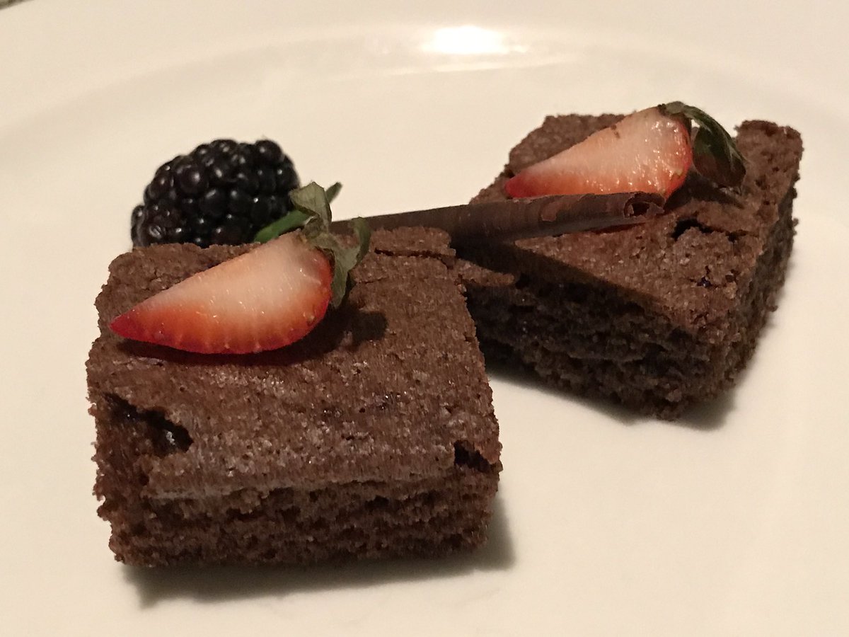 ConexionAlimen's tweet photo. Como cuando se acuerdan que no comes cereales ni lácteos, y te tienen tu #brownie #paleo 💕gracias @liveaquacancun https://t.co/tYcfDEerXB