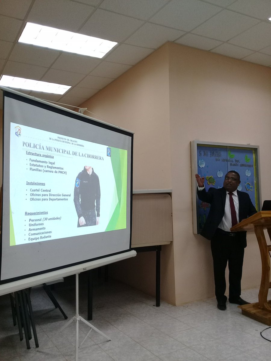 El Arquitecto Roberto Vásquez, expone sobre "La Chorrera a la vanguardia de la Descentralización" en el Congreso Universitario de Pmá. Oeste