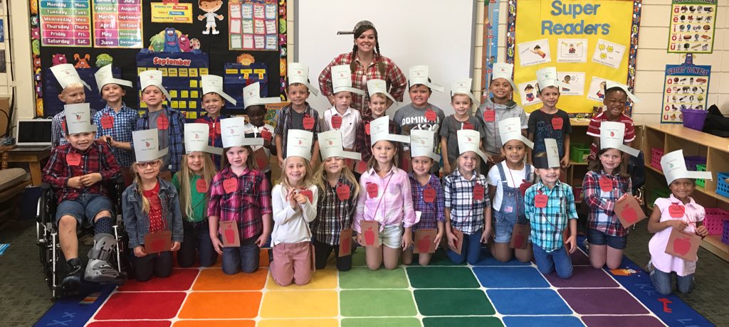 MrsCollinsKdg's tweet photo. Happy Johnny Appleseed Day!  🍎🍏#AppleseedFamilyPhoto https://t.co/Avuk44inAx