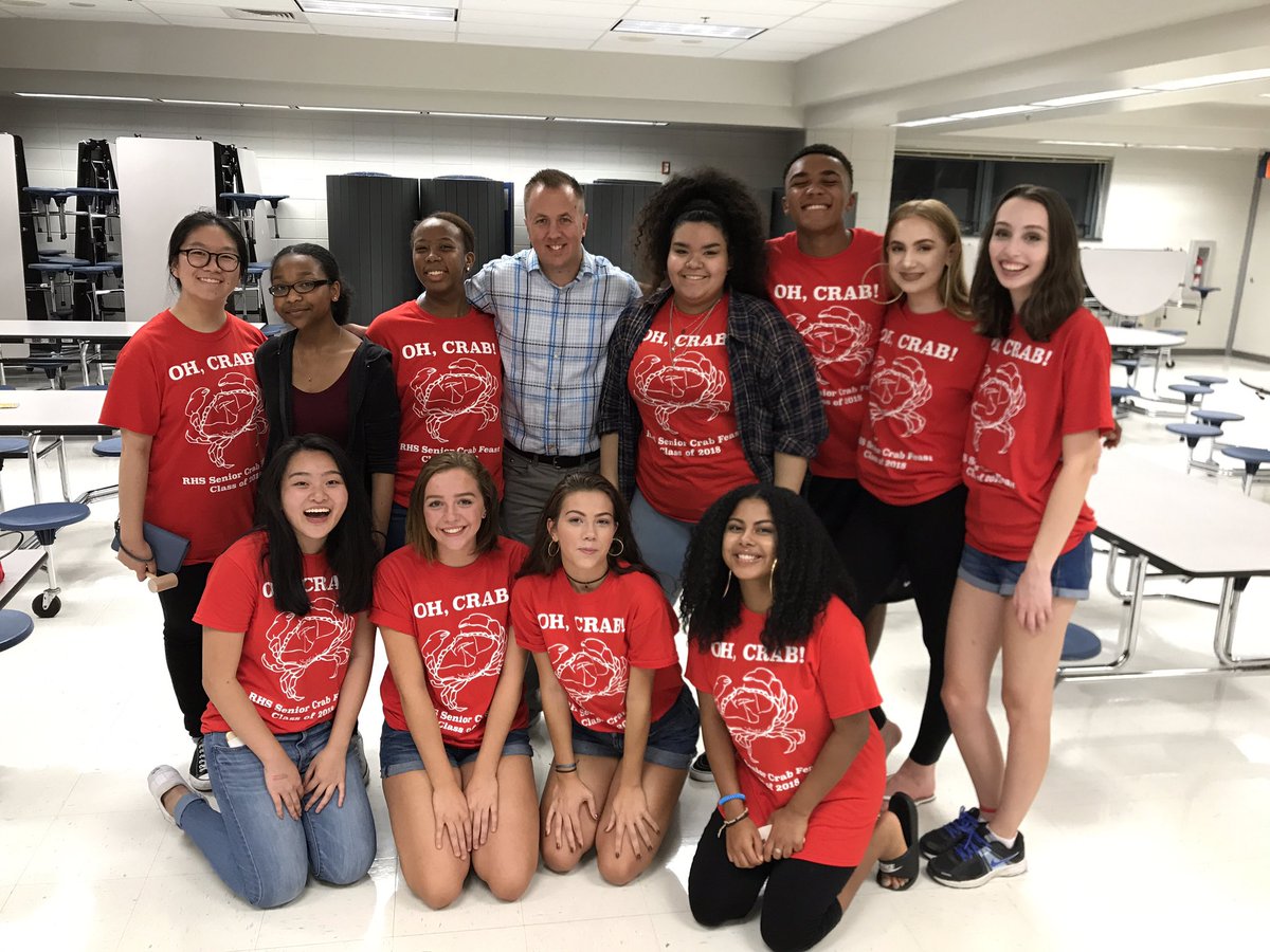 Great to see the senior art family having fun at the crab feast! 🎨👨‍👩‍👧‍👦🦀