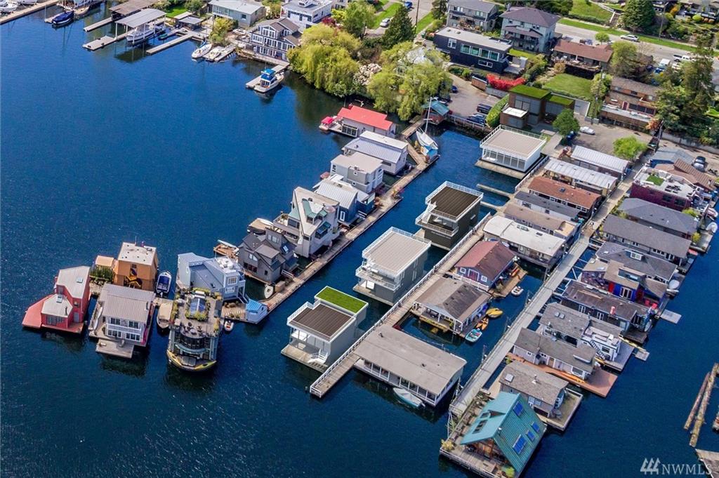 CourtneyCooper's tweet photo. Build your dream house - complete with under water space... https://t.co/IXXPgRbvOb #seattlehouseboats #seattlefloatinghomes https://t.co/LnDME8NOry