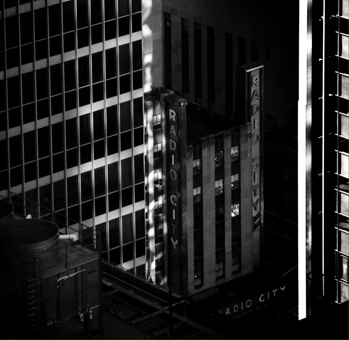guellestudio's tweet photo. Serie NY. Instagram 👉🏼 @guellestudio #newyork #Canon5dmarkiii #RadioCity https://t.co/vfZSkMPYc0