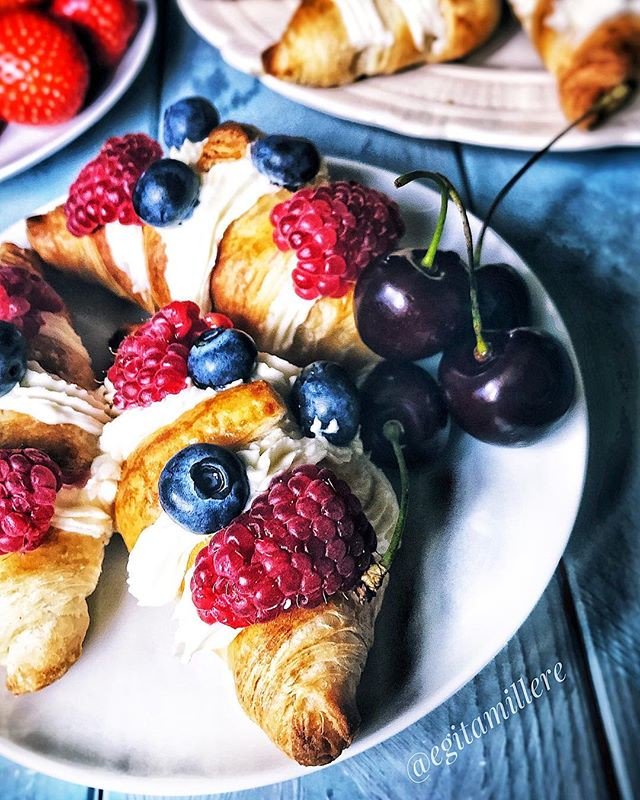 KraveOn's tweet photo. Reposting @egitamillere:
Croissants are always the best choice for a sweet dessert 🍂 #delicious #sweettooth https://t.co/FLGHNZRSdi