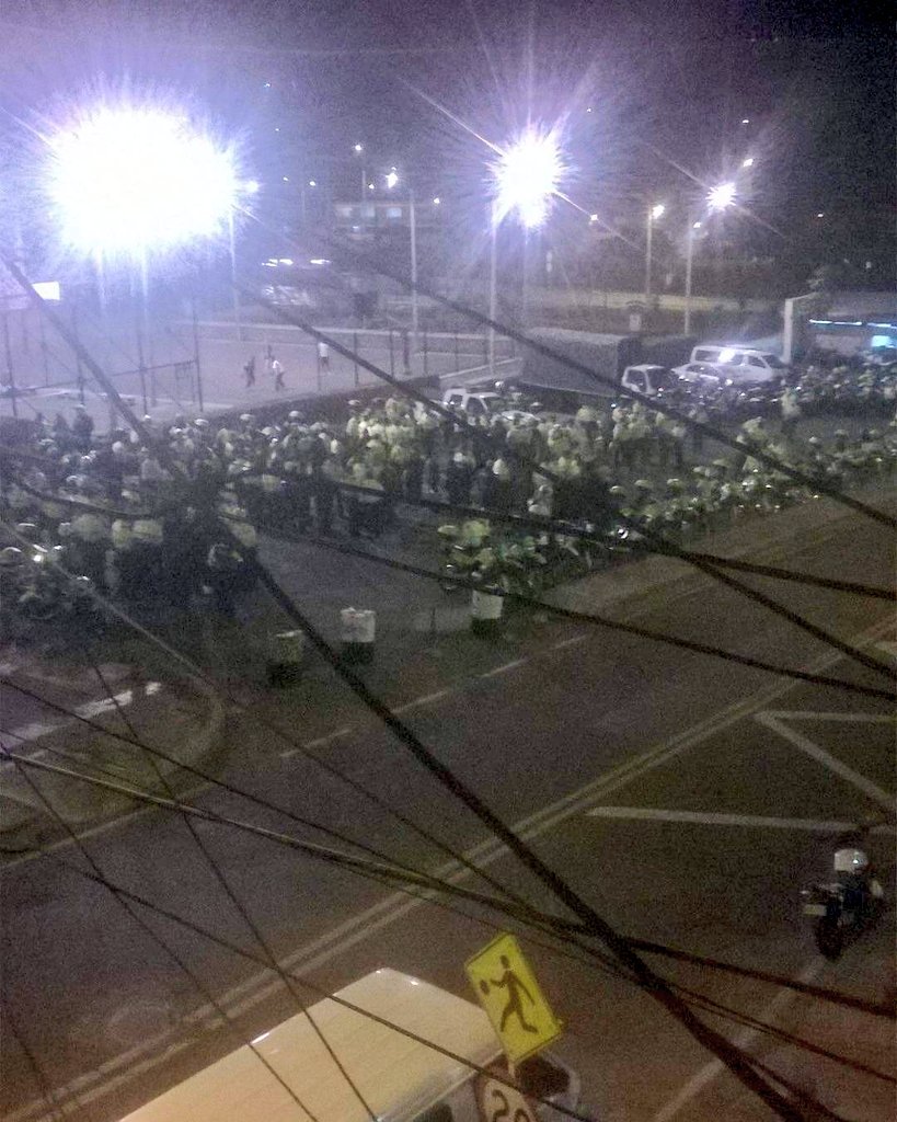 angelamrobledo's tweet image. Nos informan los vecinos de la Aurora, Usme, que a esta hora llegan cientos de policías. Peñalosa alista el garrote sin mediar palabra.