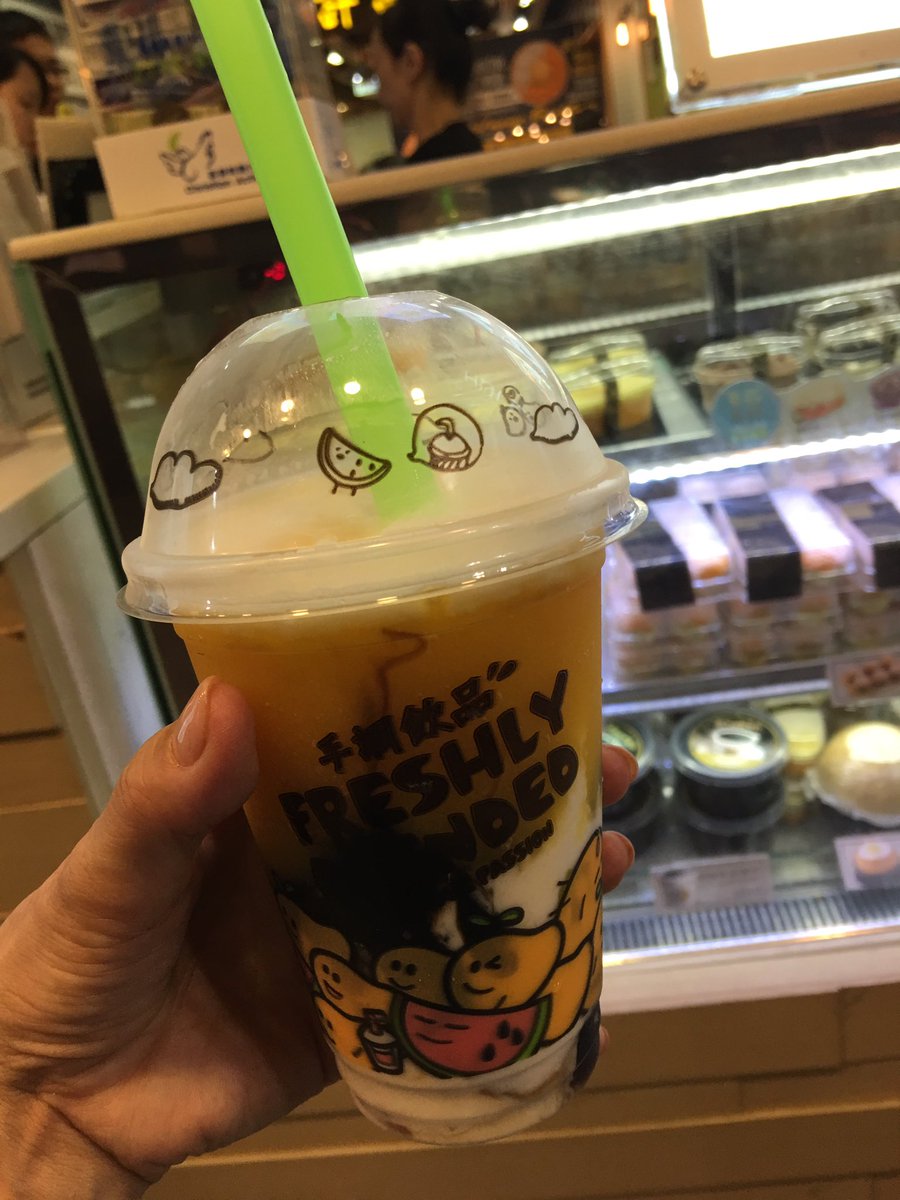 oochanno's tweet photo. 昨夜のスイーツ。インスタしてないのに、映えもしない暗さで…フルーツループスのコーンにクッキーモンスターのアイス!
#Emack&Bolio's
そして、別腹が半分以下になったので、マンゴーとココナッツと亀ゼリーをミックス!
#許留山 https://t.co/F30nqryUsb