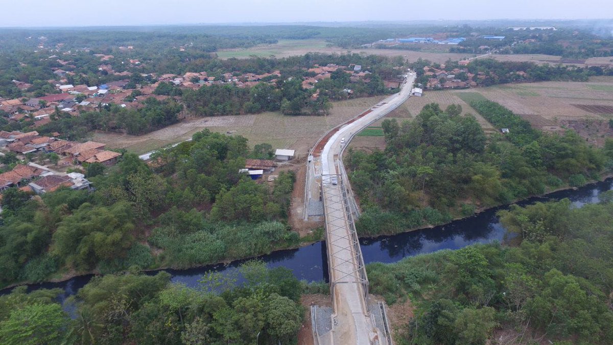 DediMulyadi71's tweet photo. Jembatan Mak Uwo yg dulu terbuat dari bambu, kini telah berubah menjadi jembatan yg kokoh. Walau berubah, jembatan Mak Uwo tak terlupakan. https://t.co/XuPiz5I65b
