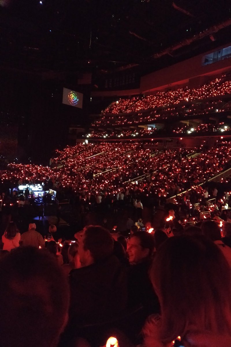 lynnmercereau's tweet photo. #coldplay #ledbracelets https://t.co/kpCy4pRA5m