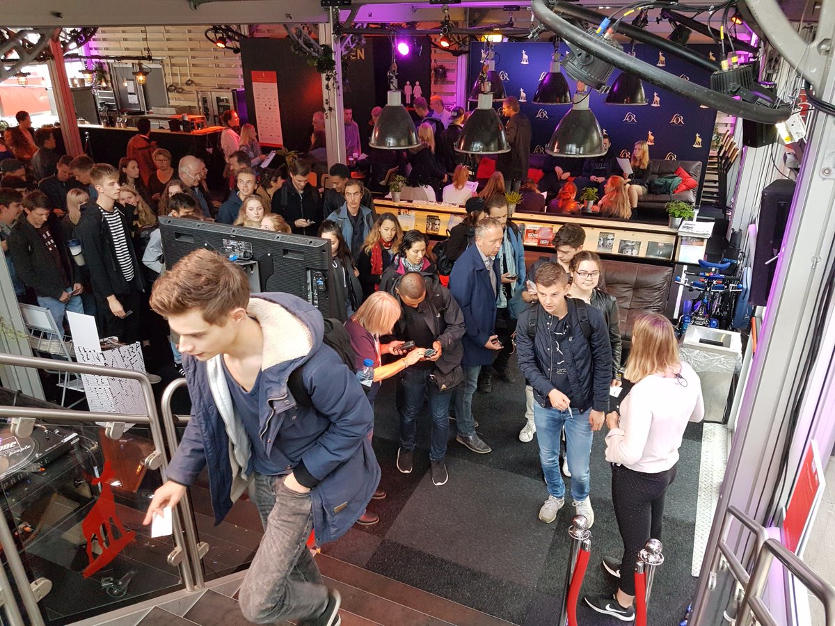 Maaike_CCNL's tweet photo. Goedemorgen @Nedfilmfestival de rij voor de Masterclass Madja Amin zit bijna! Gezellig druk zo vroeg :D#NFF2017 #Utrecht #Festivalhart https://t.co/WAxiMjfl08