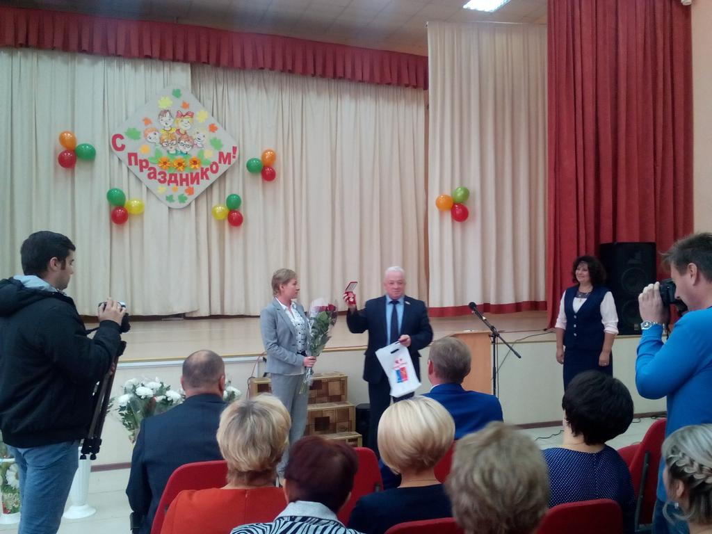 Вручение нагрудного знака "Профессионал" председателем городской Думы г.о. Тейково