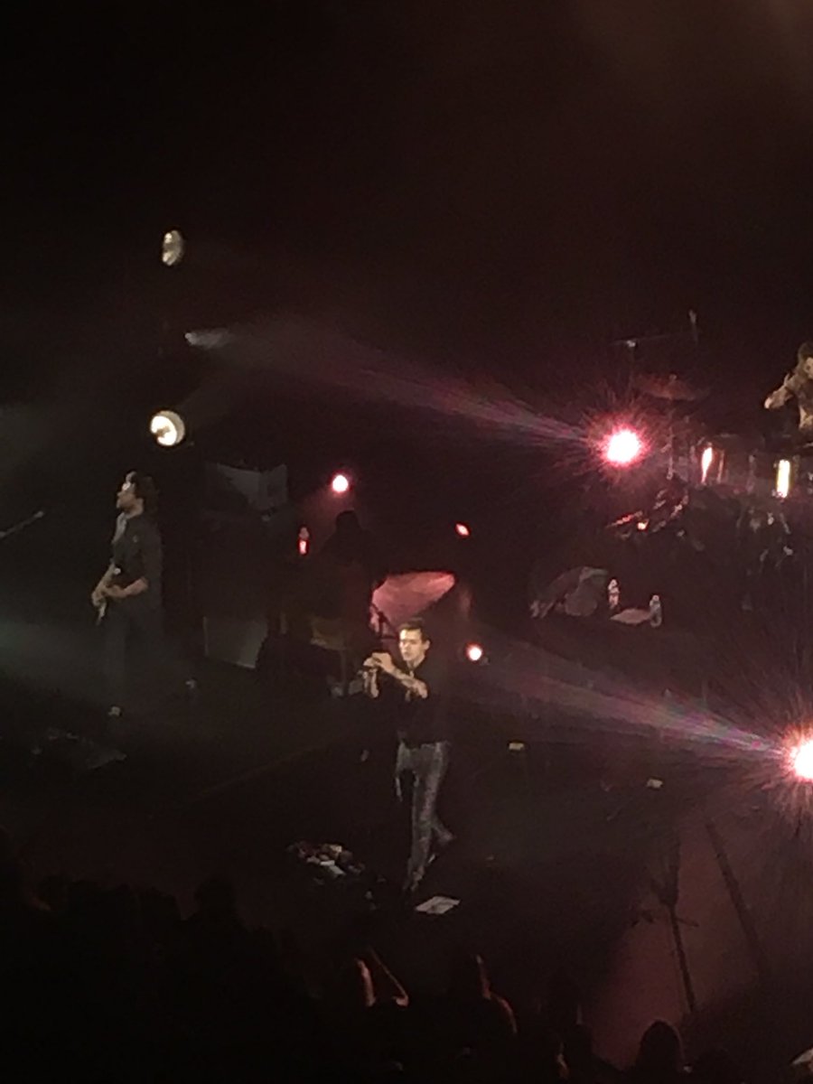 lightsupleslie's tweet photo. @Harry_Styles tonight was amazing , love you always https://t.co/CdvuRbbeUu