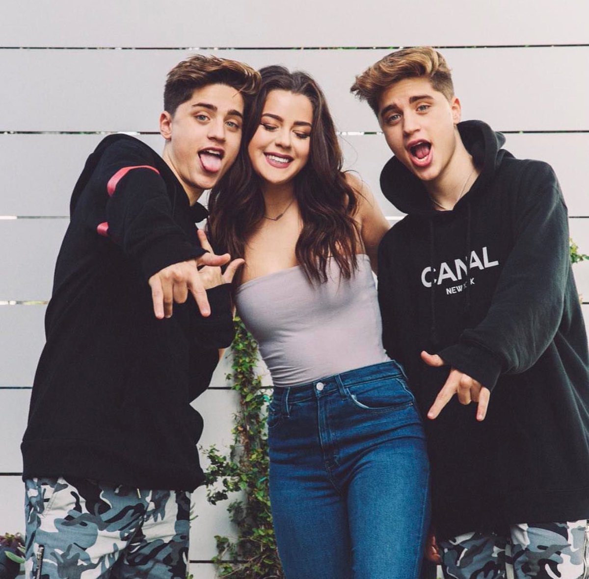 SarcasmAmour's tweet image. ʙᴇsᴛ ғʀɪᴇɴᴅs?

ɴᴀʜ. ᴡᴇ'ʀᴇ ᴍᴏʀᴇ ʟɪᴋᴇ ᴛʀɪᴘʟᴇᴛs.