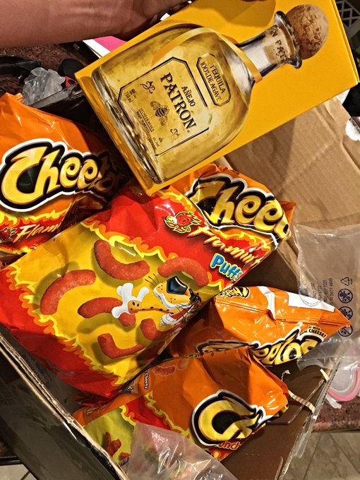 Omg there's all my favorites in One box!! Dear @p4ulb0ng you've made my birthday month soo amazing!!<a href="/tag/internationalcatday"class="tags"><span>#internationalcatday</span></a>